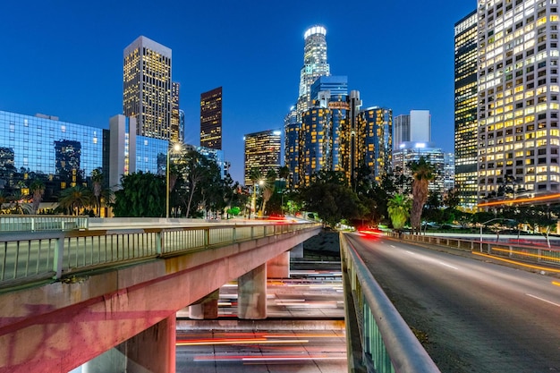 Dawnning Urban Energy 4K Immagine del centro di Los Angeles e del traffico mattutino all'alba