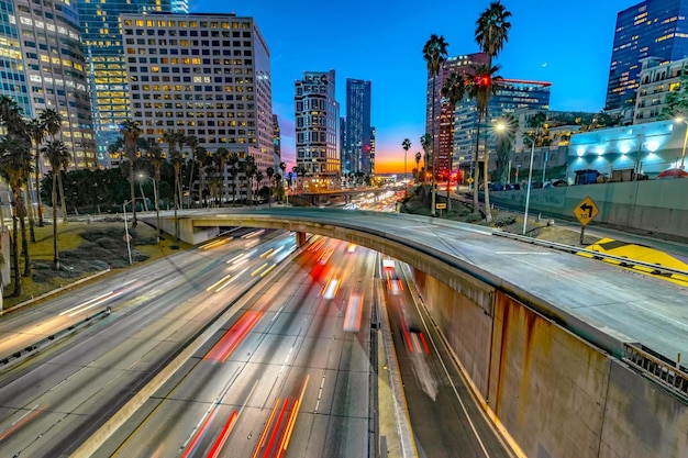 Dawnning Urban Energy 4K Immagine del centro di Los Angeles e del traffico mattutino all'alba