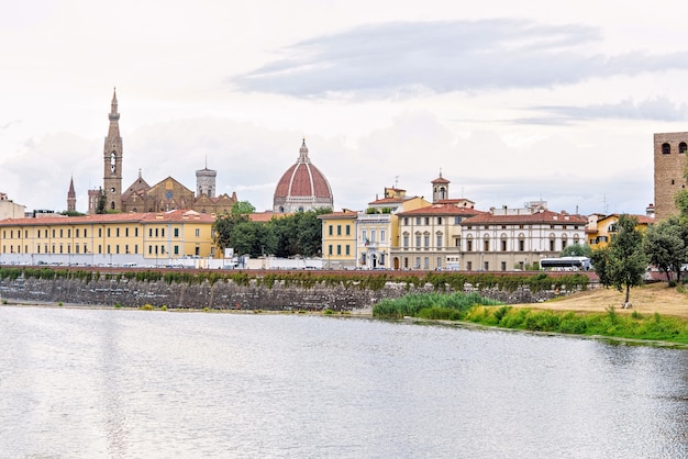 Daylight giorno nuvoloso vista al fiume Arno con riflessi