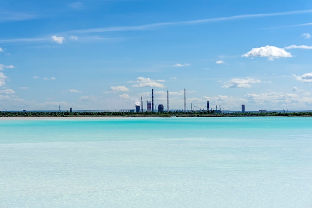 Decantatore di fanghi della fabbrica di soda con una bella acqua turchese