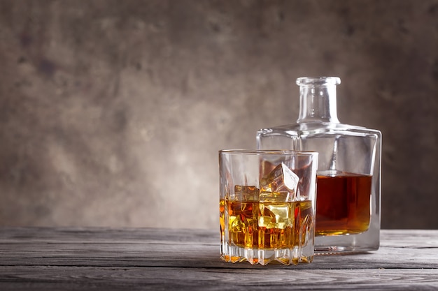 Decanter quadrato e bicchiere di whisky