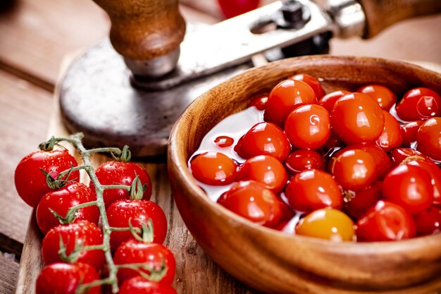 Decapaggio dei pomodori maturi a casa