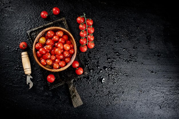 Decapaggio di pomodori fatti in casa maturi sul tavolo