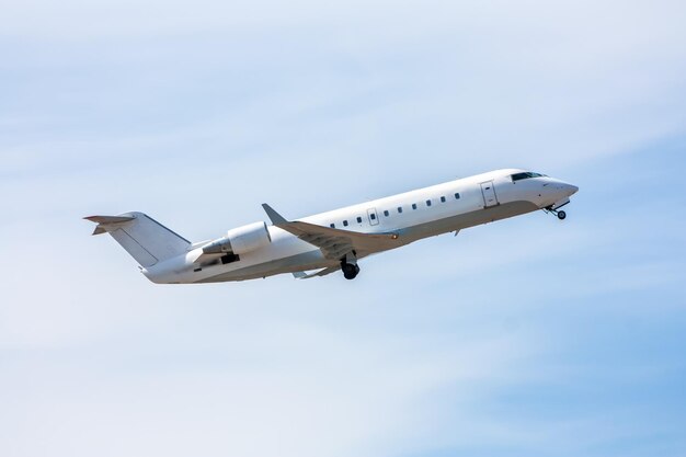 Decollo un jet regionale bianco contro un cielo blu