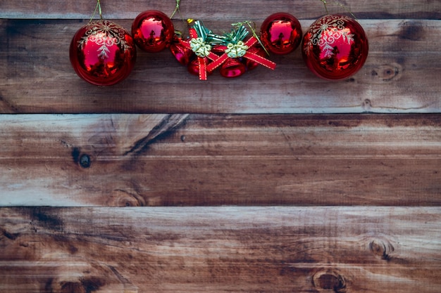 Decorare gli accessori di natale su fondo di legno