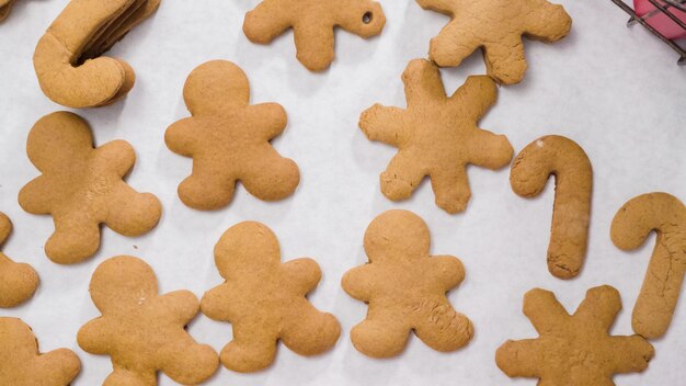 Decorare i biscotti di panpepato con la ghiaccia reale per Natale.