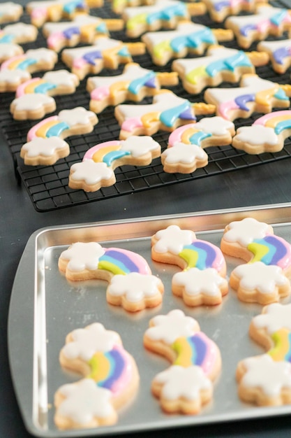 Decorare i biscotti di zucchero a tema unicorno con glassa reale.