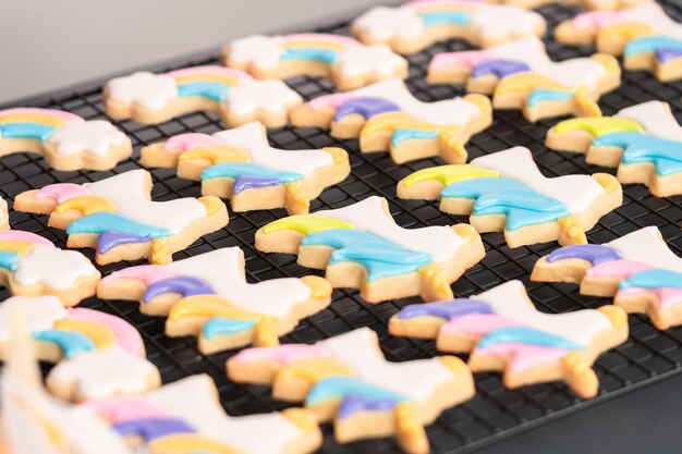 Decorare i biscotti di zucchero a tema unicorno con glassa reale.