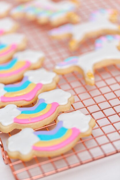 Decorare i biscotti di zucchero a tema unicorno con glassa reale.