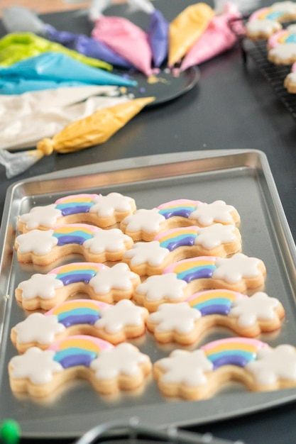 Decorare i biscotti di zucchero a tema unicorno con glassa reale.