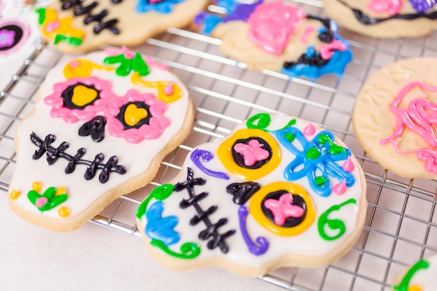 Decorare i biscotti di zucchero con glassa reale per la festa del Dia de los Muertos.