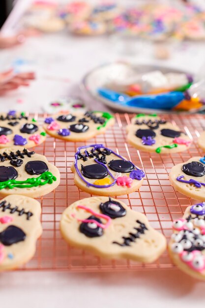 Decorare i biscotti di zucchero con glassa reale per la festa del Dia de los Muertos.