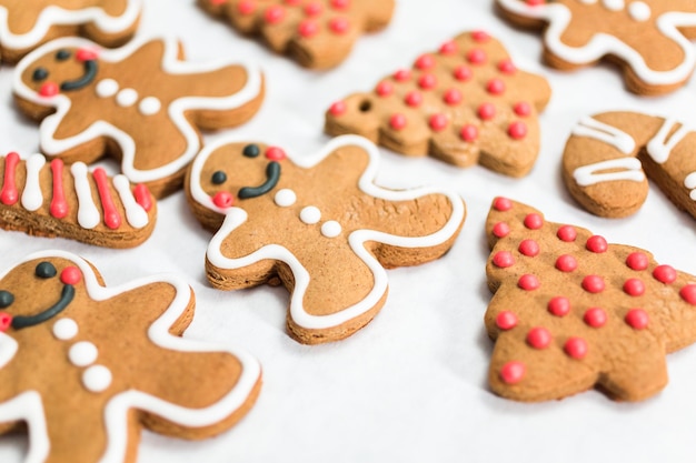 Decorare i tradizionali biscotti di panpepato con la ghiaccia reale per Natale.