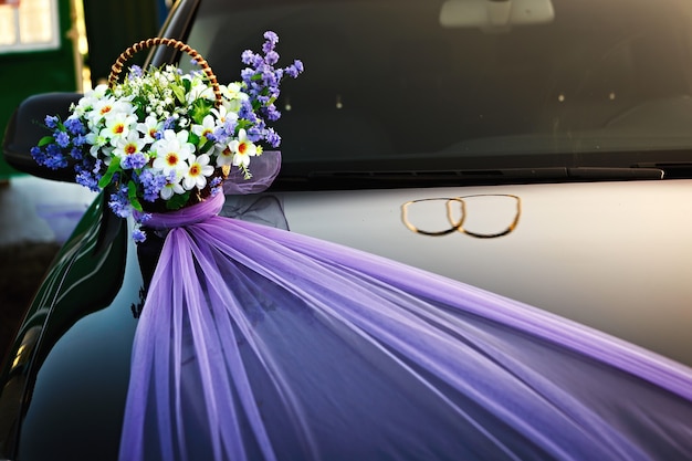 Decorare il cesto per auto da matrimonio con fiori.