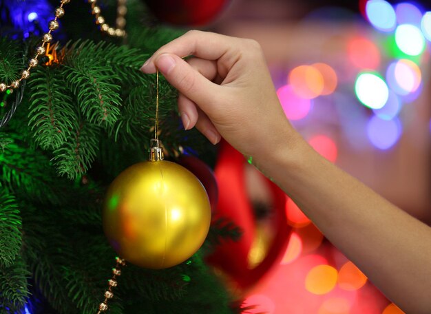 Decorare l'albero di Natale su uno sfondo luminoso