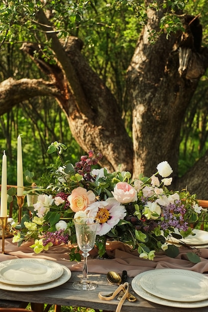 Decorare la cena di nozze nella natura in giardino