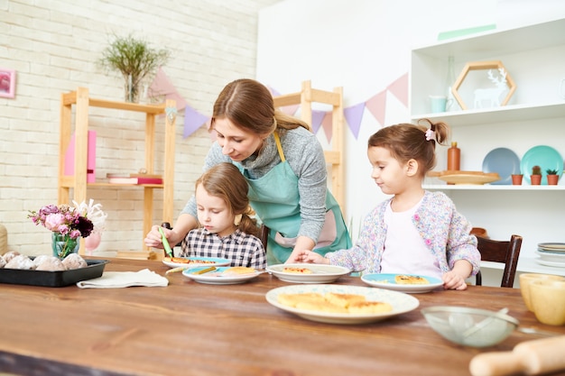 Decorare la pasticceria con le piccole figlie