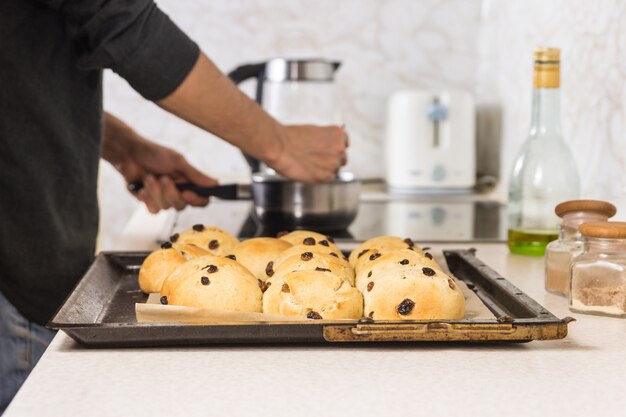 Decorare panini caldi a croce