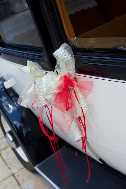 Decorare un'auto per il matrimonio