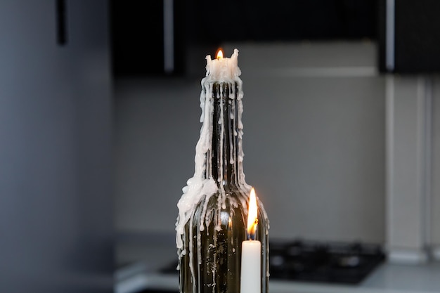 Decorazione a forma di candela in un collo di bottiglia in cucina