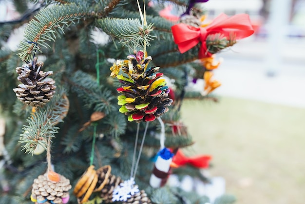 Decorazione a pigna dipinta fai-da-te sull'albero di Natale