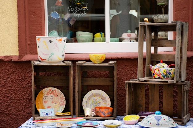 Decorazione arte pittura ceramica stoviglie mostra e vendita per le persone al negozio locale nel mercato di Heidelberger o marktplatz il 25 agosto 2017 a Heidelberg Germania