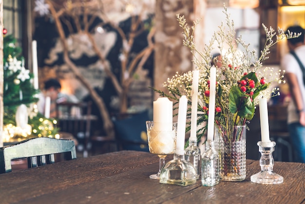 decorazione candela e vaso sul tavolo nel ristorante bar