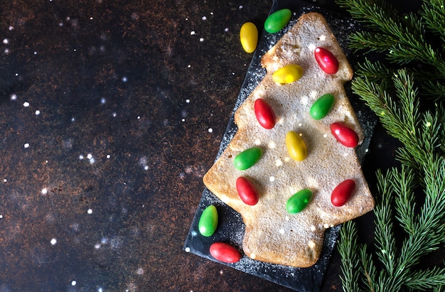 Decorazione casalinga di concetto dell&#39;alimento del dolce di festa dell&#39;albero di Natale di forma del biscotto / torta. Nuovo anno