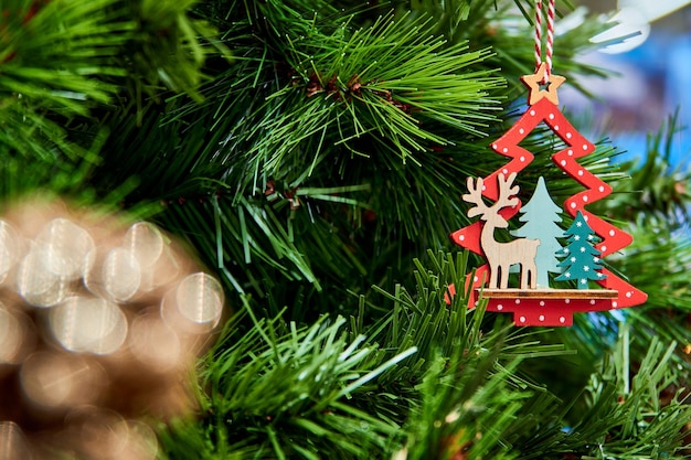 Decorazione colorata dell'albero di Natale con stella di renna e pino dorato in legno