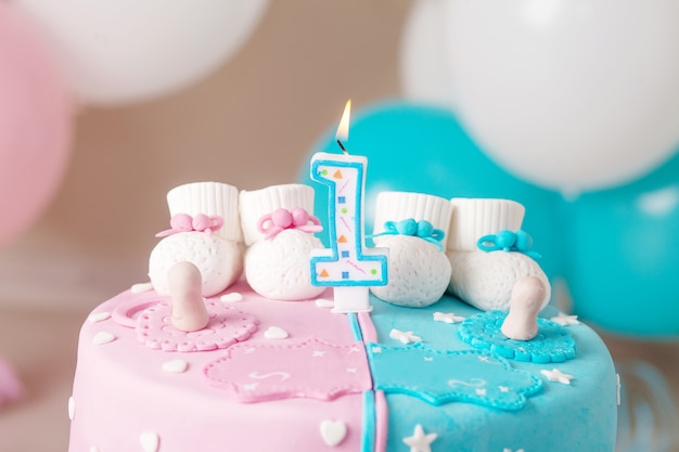Decorazione colorata di una torta di compleanno del primo anno per gemelli