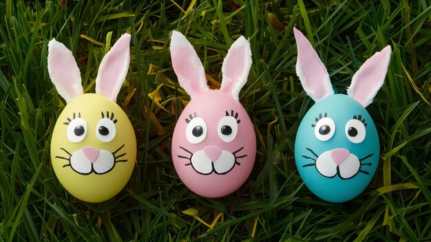 Decorazione creativa per le vacanze uova colorate con facce di conigli DIY