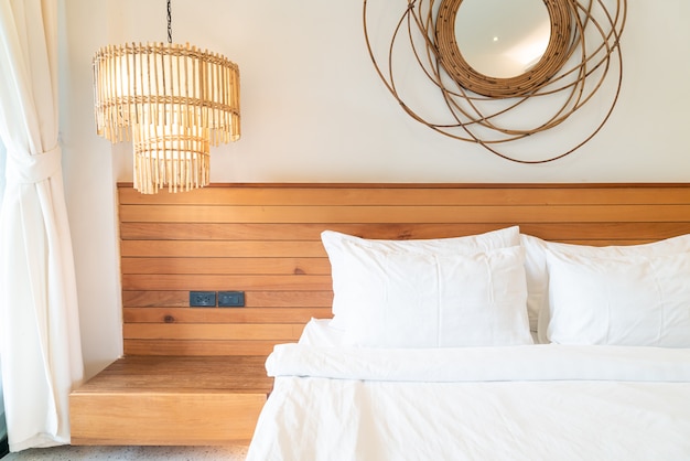 decorazione cuscino bianco sul letto all'interno della camera da letto