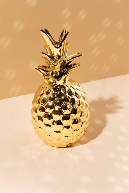 Decorazione d'interni festiva con ananas dorato