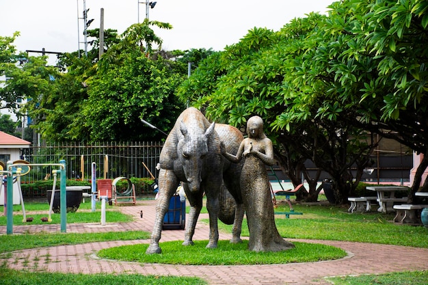 Decorazione d'interni giardinaggio con artigianato d'arte moderna contemporanea nel patio del giardino del Museo Nazionale di Ratchaburi per i tailandesi viaggiatori stranieri visitano la città di Rat Buri a Ratchaburi Thailandia