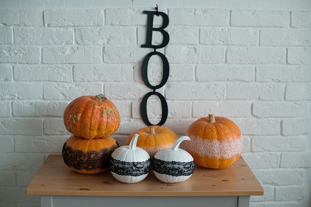 Decorazione d'interni in autunno nello stile di Halloween con la scritta boo