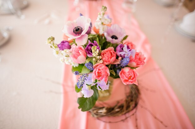 Decorazione da tavola fatta di vaso con bellissimi fiori