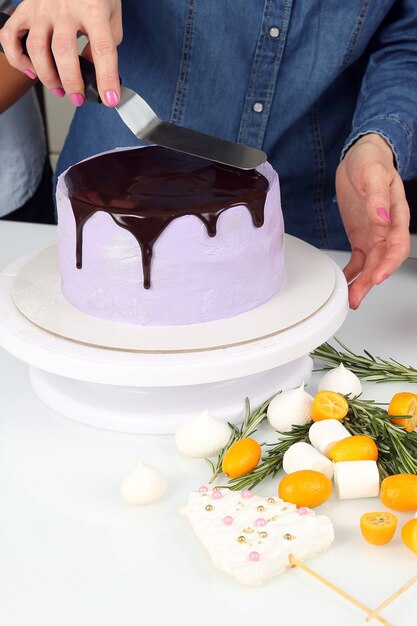 Decorazione decorazione torta con glassa al cioccolato