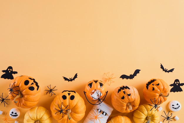 Decorazione dei mestieri di Halloween su fondo arancio con lo spazio della copia