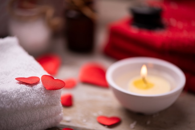 Decorazione del benessere a San Valentino con candele e pietre