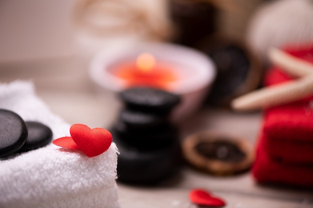 Decorazione del benessere a San Valentino con candele e pietre