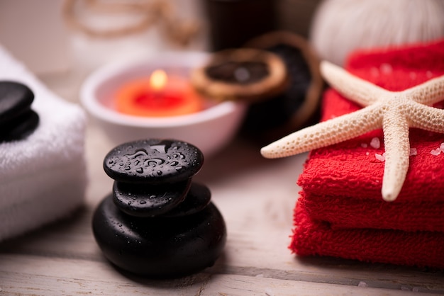 Decorazione del benessere a San Valentino con candele e pietre