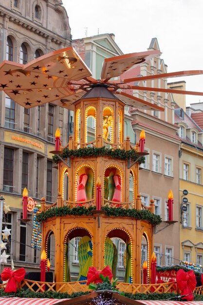 Decorazione del mulino della fiera di Natale nel mercato della città vecchia di Wroclaw, in Polonia nel 2021