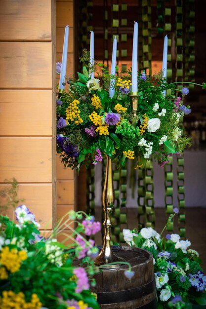 Decorazione del ristorante di fiori per la tavola del matrimonio della celebrazione degli sposi