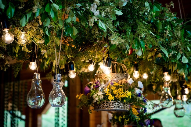 Decorazione del ristorante di fiori per la tavola del matrimonio della celebrazione degli sposi