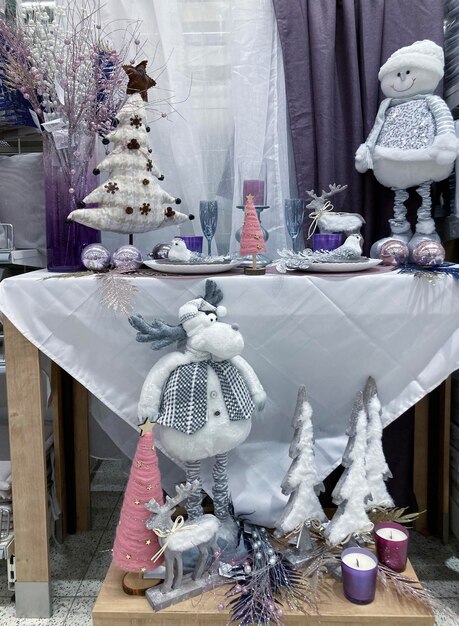 Decorazione del tavolo di Natale con albero e pupazzo di neve