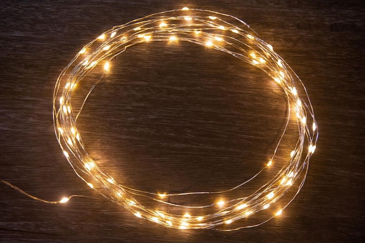 Foto decorazione del telaio delle luci di natale su legno scuro con spazio di copia buon natale e capodanno