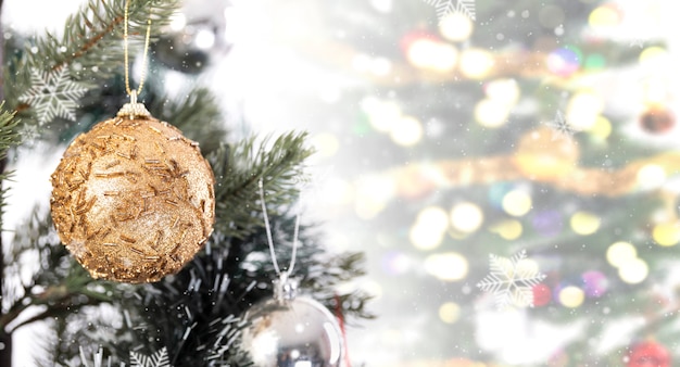 Decorazione dell&#39;albero di Natale del primo piano con il fondo astratto di Bokeh di colore.