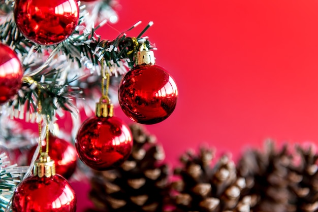 Decorazione dell'albero di Natale. Sfondo sfocato di Natale.