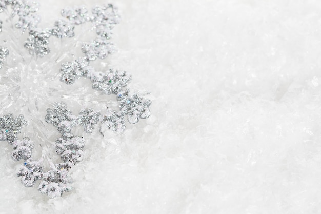 Decorazione dell'albero di Natale sulla neve. Sfondo astratto