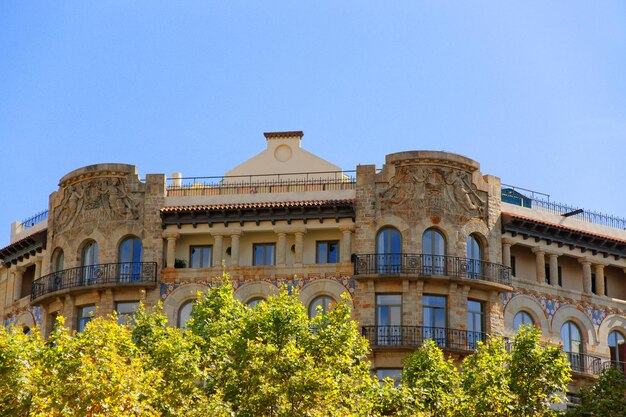 Decorazione dell'edificio sul Passeig de Gracia 33 nel quartiere Eixample di Barcellona, Spagna.